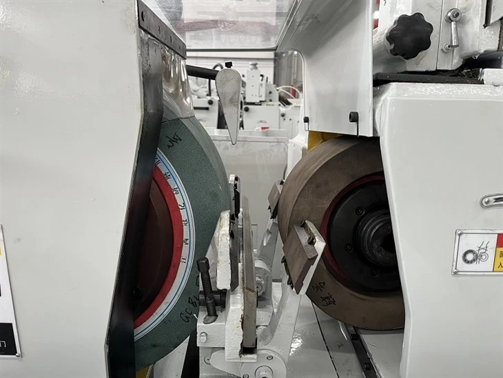 Precision Centerless Grinder Machine